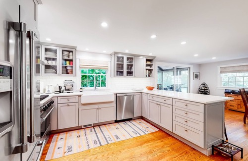 Vineyard Haven Casa | Spacious Home with Beautiful Yard, Deck, Free WiFi, W/D, & Outdoor Shower