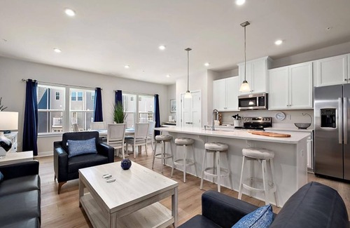 Berlin Casa | Spacious home with WIFI and amenities center just steps away from the bay.