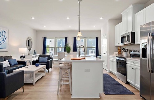 Berlin Casa | Spacious home with WIFI and amenities center just steps away from the bay.