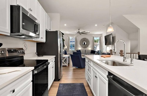 Berlin Casa | Spacious home with WIFI and amenities center just steps away from the bay.