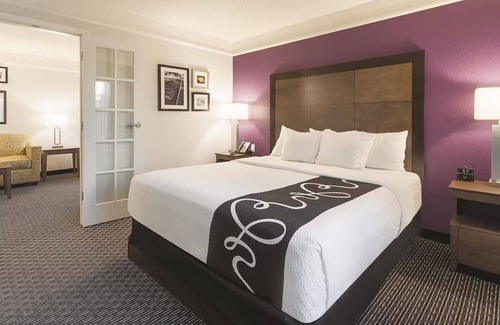 Grand Junction Hotel | Spacious Hotel Room w/ Outdoor Pool & Hot Tub – Seasonal Bliss