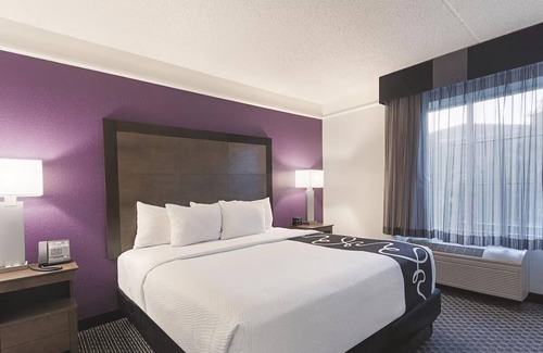 Grand Junction Hotel | Spacious Hotel Room w/ Outdoor Pool & Hot Tub – Seasonal Bliss