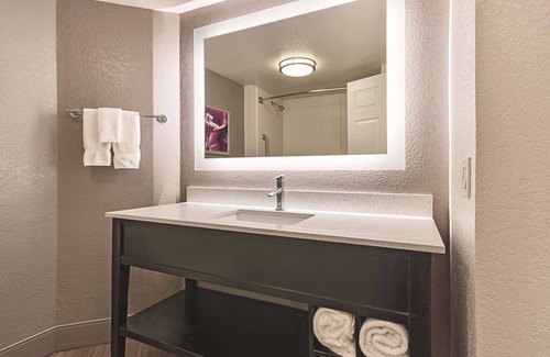 Grand Junction Hotel | Spacious Hotel Room w/ Outdoor Pool & Hot Tub – Seasonal Bliss