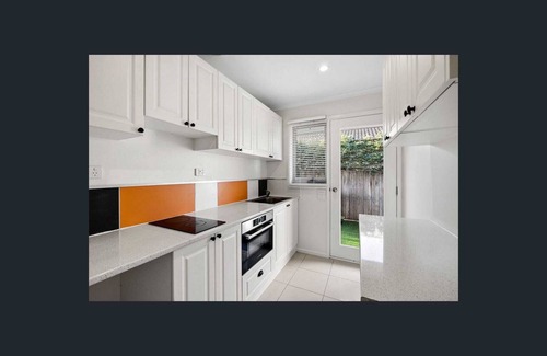 Torquay Casa | Spacious house, 400m to the beach, hot tub, air con, wood fires, big screen TVs