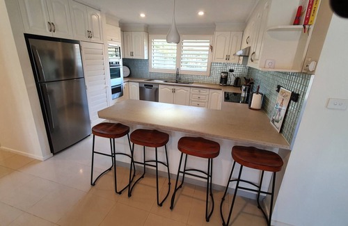 Torquay Casa | Spacious house, 400m to the beach, hot tub, air con, wood fires, big screen TVs