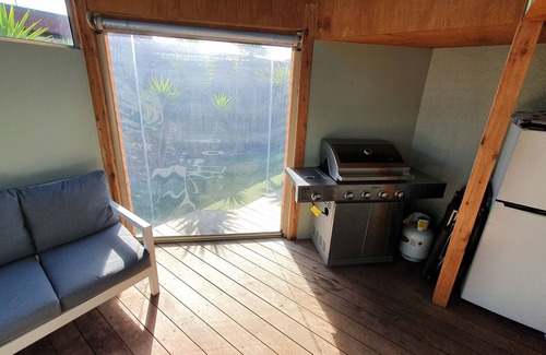 Torquay Casa | Spacious house, 400m to the beach, hot tub, air con, wood fires, big screen TVs