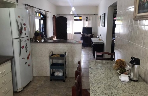 Ilha Comprida Casa | Amplia casa a 50 metros de la playa con wifi y habitaciones con aire acondicionado.