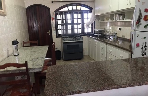 Ilha Comprida Casa | Amplia casa a 50 metros de la playa con wifi y habitaciones con aire acondicionado.