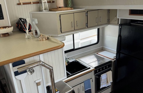 Morehead City Alquiler De Eote | Spacious House Boat with WiFi, pool, hot-tub and fitness room in superb Beaufort