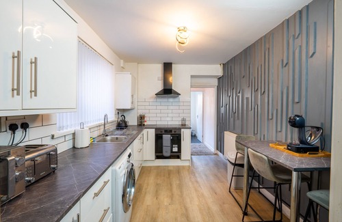St. Thomas Casa | Spacious House for Big Groups on Danygraig Road