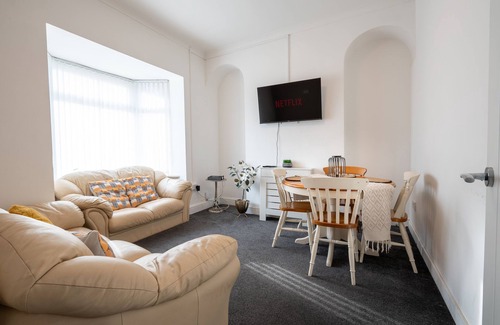 St. Thomas Casa | Spacious House for Big Groups on Danygraig Road
