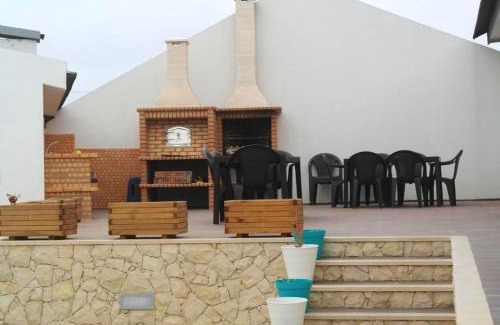Atalaia Casa | Spacious House in Atalaia with Shared Pool