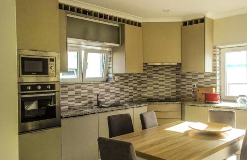 Atalaia Casa | Spacious House in Atalaia with Shared Pool
