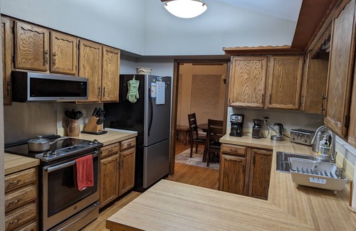 East Boulder Casa | Spacious house in Boulder with 2 car garage and AC