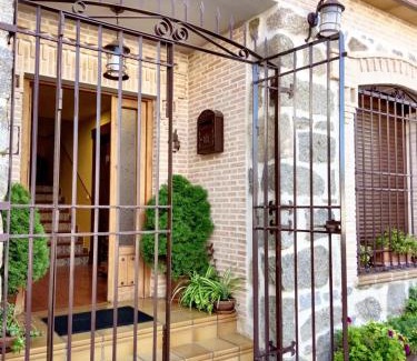 Cenicientos Casa | Spacious house in Cenicientos with mountain view