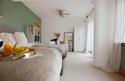 Northampton Casa | Spacious House in City Centre - Sleeps up to 9 - Free Parking, Super-Fast Wifi, Garden, Balcony, and Smart TV with Virgin TV and Netflix by Yoko Property