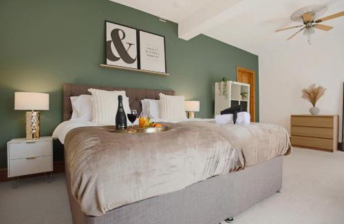 Northampton Casa | Spacious House in City Centre - Sleeps up to 9 - Free Parking, Super-Fast Wifi, Garden, Balcony, and Smart TV with Virgin TV and Netflix by Yoko Property