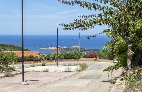 Paduledda Casa | Espaciosa casa en Costa Rossa con vista parcial al mar y terraza