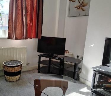 Leigh Casa | Spacious House, Near Haigh Woodland Park, Wifi, Parking