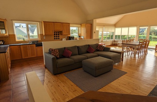 Ballinskelligs Casa | Spacious house right by the sandy, blue flag Ballinskelligs beach, pub, & cafe.