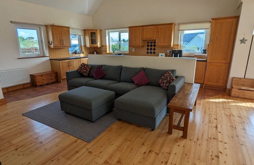Ballinskelligs Casa | Spacious house right by the sandy, blue flag Ballinskelligs beach, pub, & cafe.