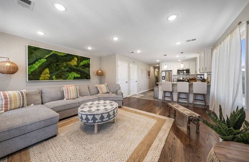 Elizabeth Casa | (Spacious House – Sleeps up to 8+ guests | Near Airport & City)