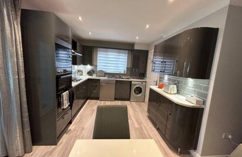 Crewe Casa | Spacious House To Accommodate 6