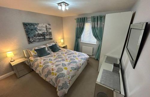 Crewe Casa | Spacious House To Accommodate 6