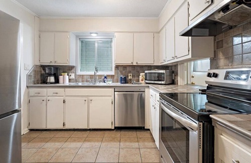 Zachary Casa | Spacious House w/ Jacuzzi Tub