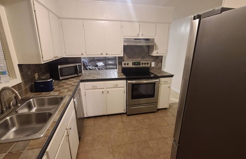 Zachary Casa | Spacious House w/ Jacuzzi Tub