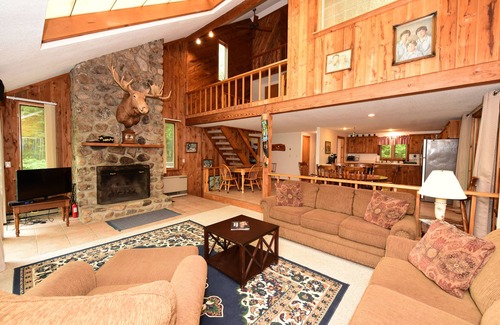 North Conway Casa | Spacious House w/ Outdoor Fire Pit, 5 Min. Drive to Downtown N. Conway!