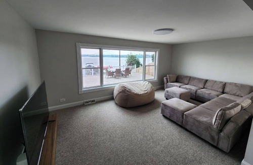 Fox Lake Casa | Spacious house — waterfront property located in Fox Lake, Illinois