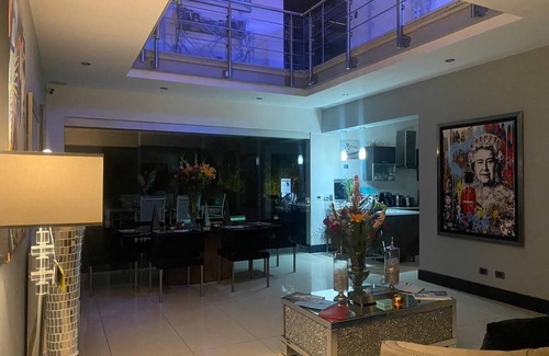 Santa Ana Casa | Spacious house, WiFi in awesome Lindora on 18 hole golf course with private pool