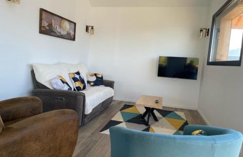 Puy-Sanieres Casa | Spacious house with stunning views Puy-Sanières