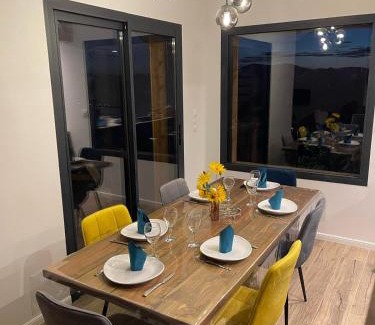 Puy-Sanieres Casa | Spacious house with stunning views Puy-Sanières