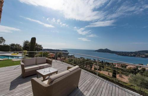 Saint-Raphael Casa | Spacious house with pool - near beach