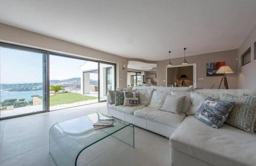Saint-Raphael Casa | Spacious house with pool - near beach