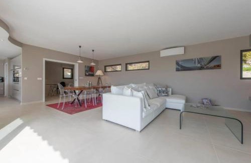 Saint-Raphael Casa | Spacious house with pool - near beach