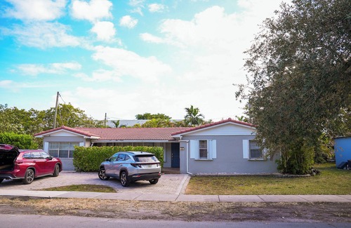 North Central Hollywood Casa | Spacious house with private pool, close to Hollywood Beach
