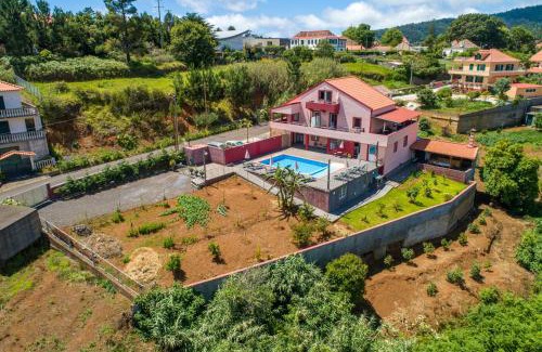 Prazeres Casa | Spacious House with Pool in Prazeres