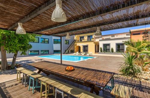 Olhao Casa | Spacious house with sea view in Quelfes, shared pool