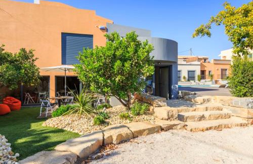 Olhao Casa | Spacious house with sea view in Quelfes, shared pool