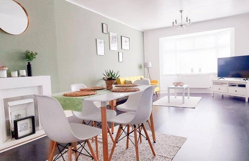 Derby Apartamento | Spacious 4 bed house with secure parking