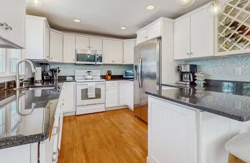 Dennis Port Casa | Spacious house within walking distance to Sea Street Beach + Pelham House