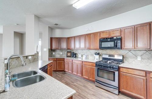 Houston Casa | Spacious Houston Home with Pool Access, Fenced Yard!