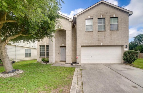 Houston Casa | Spacious Houston Home with Pool Access, Fenced Yard!