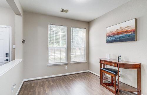 Houston Casa | Spacious Houston Home with Pool Access, Fenced Yard!
