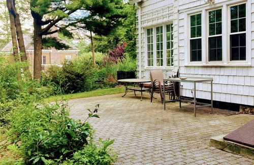 North Side Casa | Spacious, Immaculate, Historic 6-bedroom home minutes from NYC