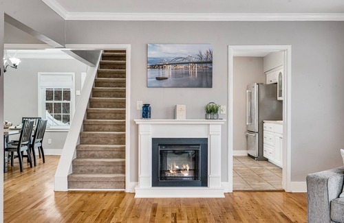 La Crosse Casa | Spacious & Immaculate Dog-Friendly Gem, Near UWL, Washer/Dryer & Fire Pit!