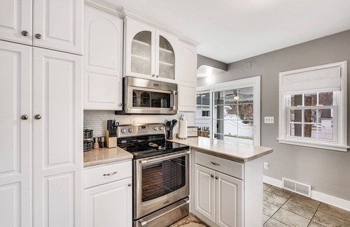 La Crosse Casa | Spacious & Immaculate Dog-Friendly Gem, Near UWL, Washer/Dryer & Fire Pit!